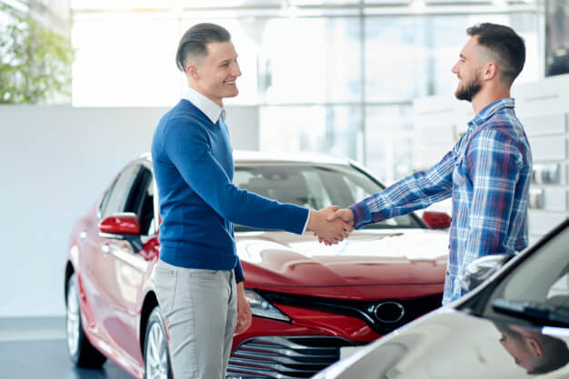 Autoverkopers schudden de hand tijdens een taxatie